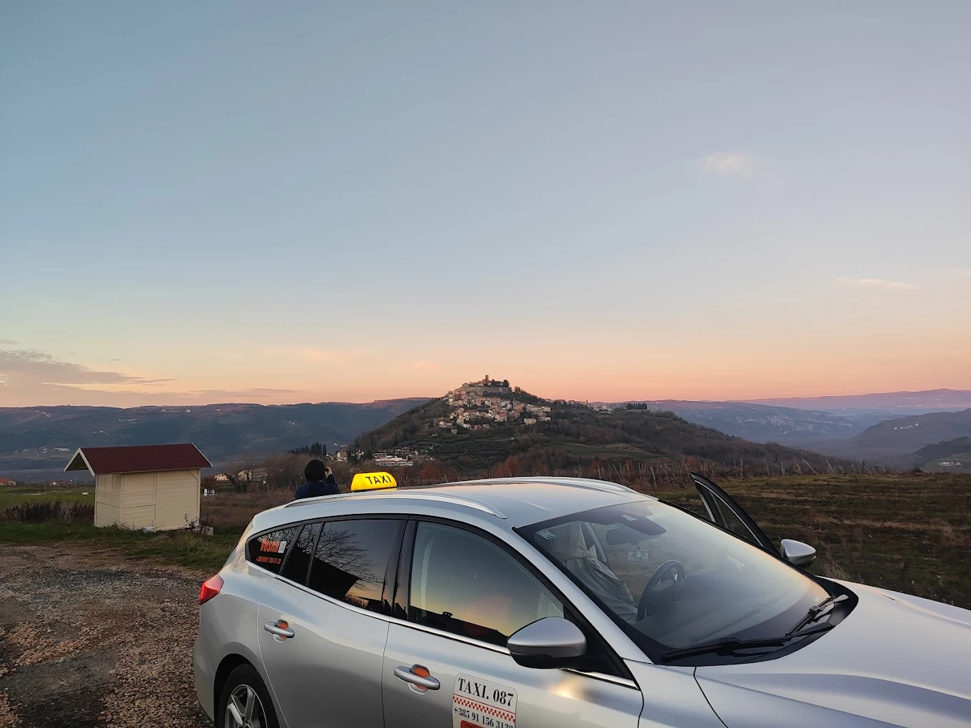 Taxi Vesna al tramonto vicino a Montona
